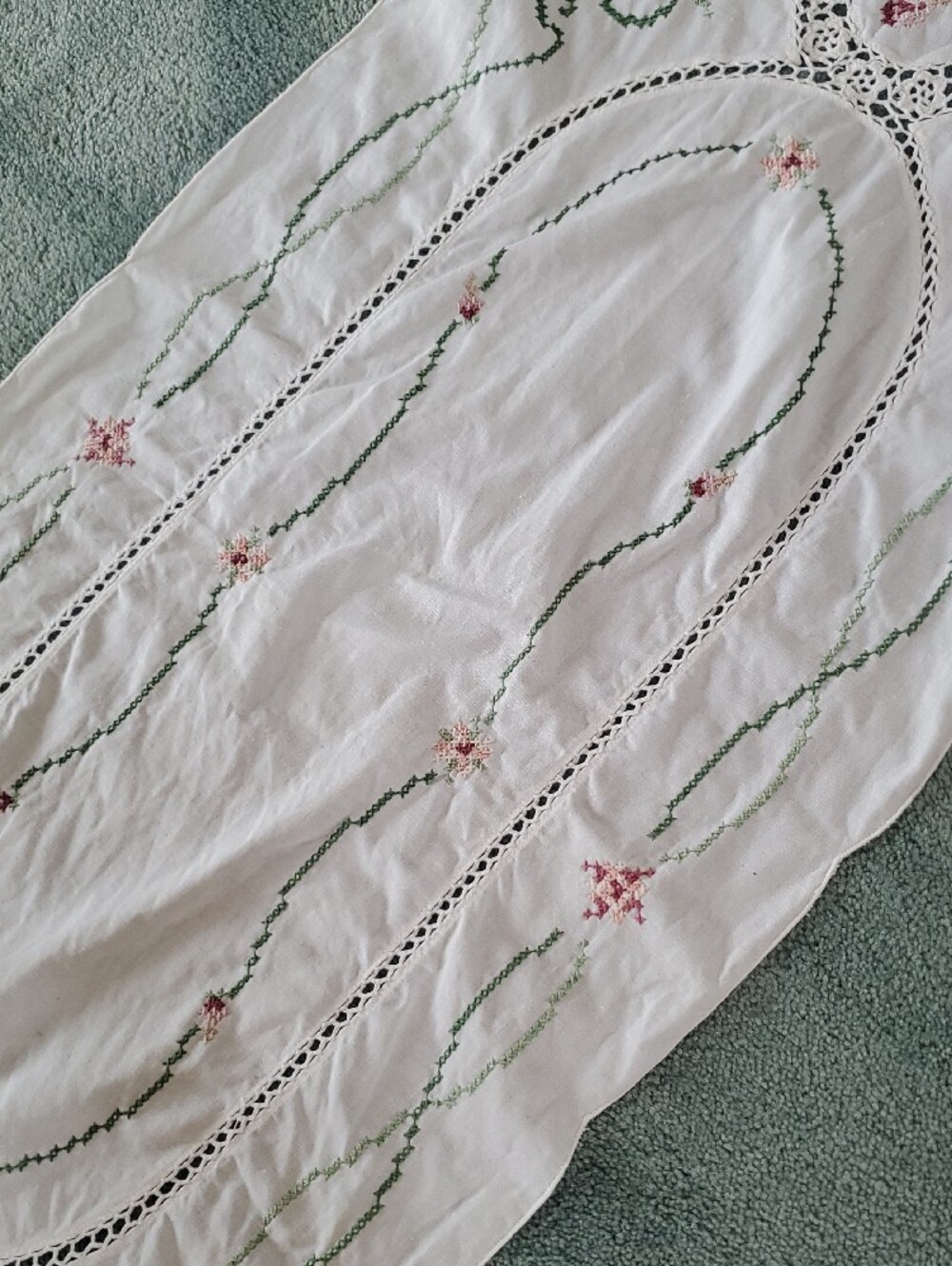 White Floral Embroidered Table Runner - Picture 3 of 4